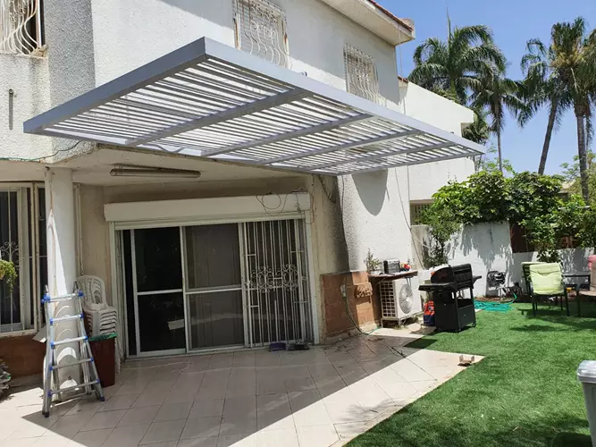 בניית פרגולת אלומיניום במרפסת 2